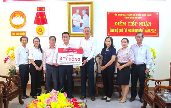 Agribank Ninh Thuận trao tặng 3 tỷ đồng quỹ “Vì người nghèo” tỉnh Ninh Thuận