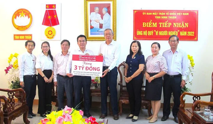 Agribank Ninh Thuận trao tặng 3 tỷ đồng quỹ “Vì người nghèo” tỉnh Ninh Thuận