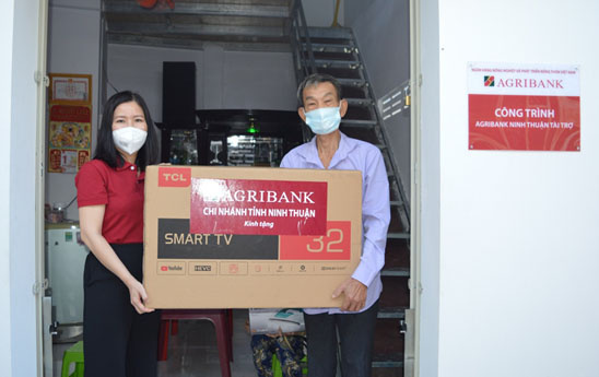 Agribank Ninh Thuận trao tặng nhà cho hộ nghèo