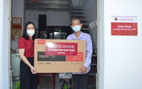 Agribank Ninh Thuận trao tặng nhà cho hộ nghèo