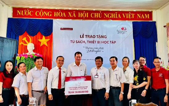 Agribank Phú Quốc trao tặng tủ sách, thiết bị học tập với chủ đề "Thêm con chữ, bớt đói nghèo"