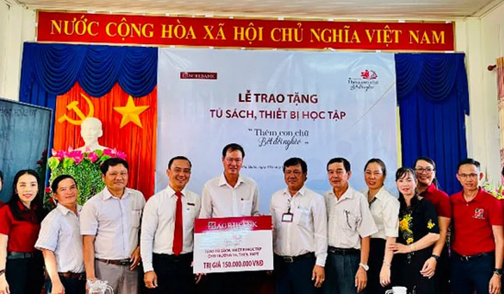 Agribank Phú Quốc trao tặng tủ sách, thiết bị học tập với chủ đề "Thêm con chữ, bớt đói nghèo"