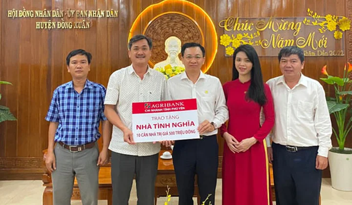 Agribank Phú Yên trao tặng 10 căn nhà tình nghĩa trị giá 500 triệu đồng cho các hộ gia đình khó khăn