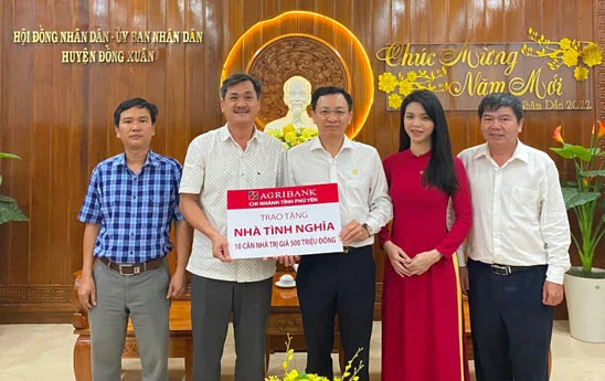 Agribank Phú Yên trao tặng 10 căn nhà tình nghĩa trị giá 500 triệu đồng cho các hộ gia đình khó khăn