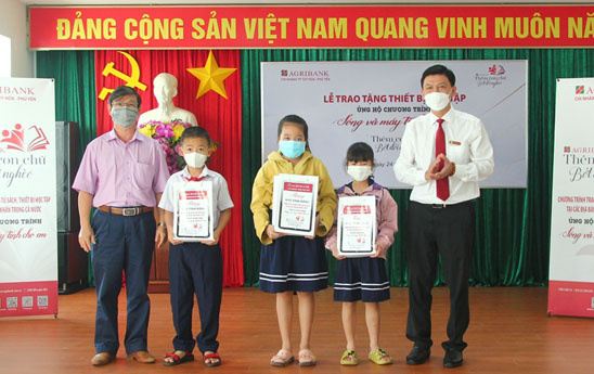 Agribank Phú Yên trao tặng 167 máy tính bảng hưởng ứng chương trình "Sóng và máy tính cho em"