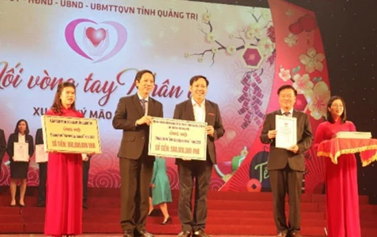 Agribank Quảng Trị trao tặng 500 triệu đồng hỗ trợ người nghèo đón xuân Quý Mão năm 2023