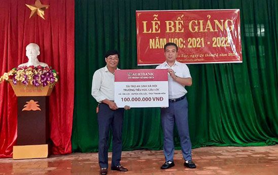 Agribank Sở giao dịch trao học bổng cho học sinh nghèo vượt khó tại tỉnh Thanh Hóa