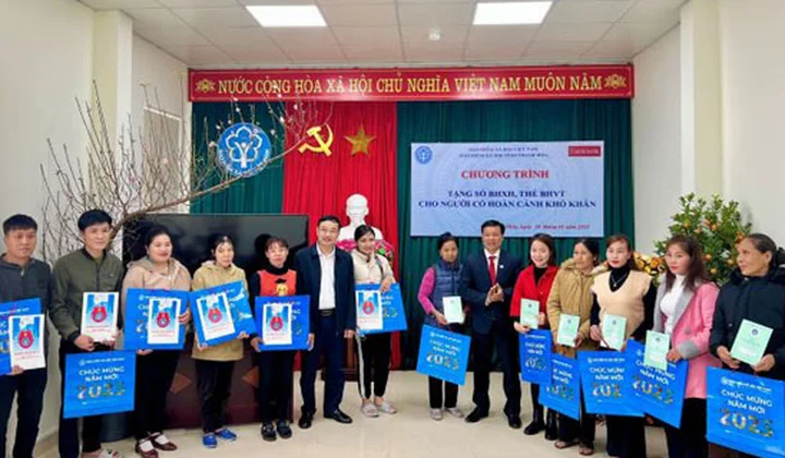 Agribank Thanh Hoá trao tặng sổ BHXH, Thẻ BHYT cho người dân có hoàn cảnh khó khăn