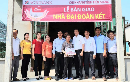 Agribank Tiền Giang bàn giao 3 căn nhà đại đoàn kết