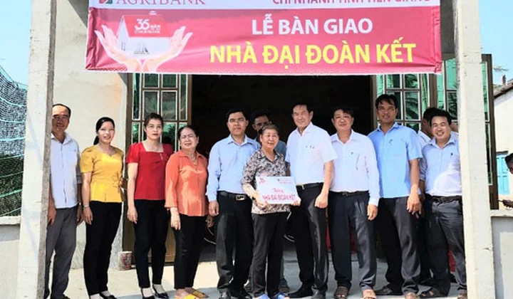 Agribank Tiền Giang bàn giao 3 căn nhà đại đoàn kết