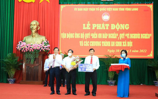 Agribank Vĩnh Long ủng hộ 05 tỷ đồng xây nhà cho hộ nghèo, khó khăn