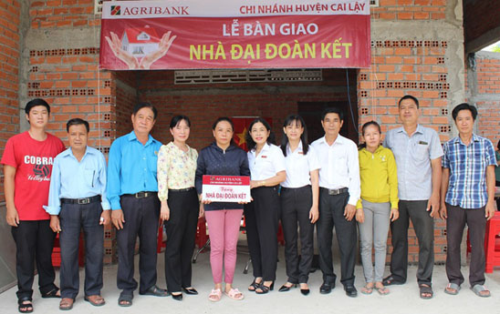 Agribank huyện Cai Lậy trao tặng 03 căn nhà đại đoàn kết