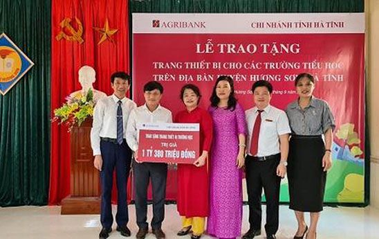 Agribank tặng nhiều phần quà tặng thiết thực đồng hành cùng các em học sinh
