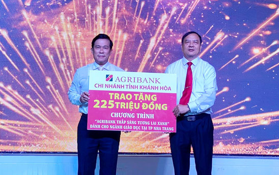 Agribank tỉnh Khánh Hòa trao 225 triệu đồng cho hoạt động an sinh giáo dục của TP. Nha Trang