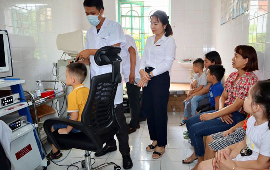 Agribank tỉnh Thái Bình tặng “Máy nội soi tai mũi họng” cho Trạm y tế xã Nam Hải, huyện Tiền Hải, Thái Bình