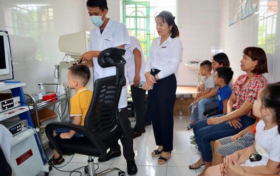 Agribank tỉnh Thái Bình tặng “Máy nội soi tai mũi họng” cho Trạm y tế xã Nam Hải, huyện Tiền Hải, Thái Bình