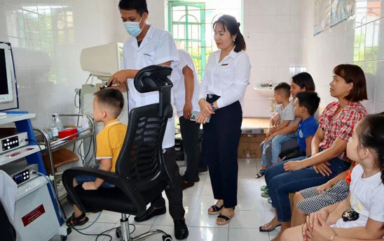 Agribank tỉnh Thái Bình tặng “Máy nội soi tai mũi họng” cho Trạm y tế xã Nam Hải, huyện Tiền Hải, Thái Bình