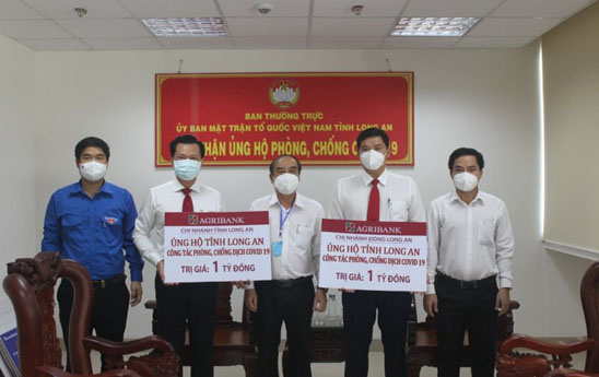 Agribank trao 02 tỷ đồng ủng hộ tỉnh Long An phòng, chống dịch Covid-19