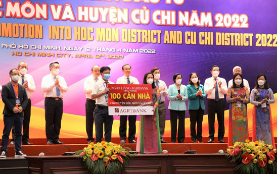 Agribank trao tặng 100 căn nhà cho hộ nghèo tại huyện Hóc Môn và Củ Chi