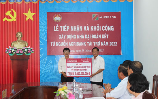 Agribank trao tặng 100 căn nhà đại đoàn kết cho hộ nghèo tỉnh An Giang