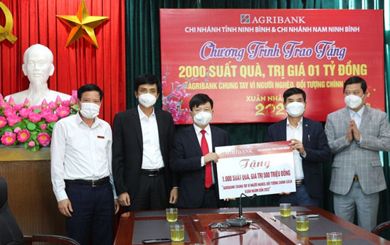 Agribank trao tặng 2000 suất quà cho người nghèo và đối tượng chính sách trên địa bàn tỉnh Ninh Bình