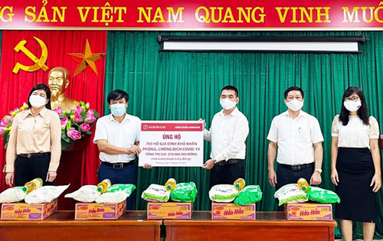 Agribank trao tặng 700 suất quà các gia đình quận Hà Đông bị ảnh hưởng bởi dịch Covid-19