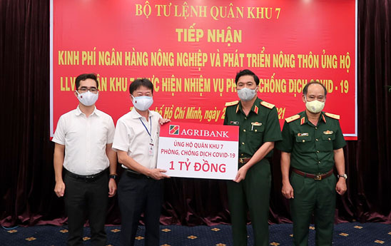 Agribank trao tặng Quân khu 7 kinh phí 1 tỷ đồng phòng, chống dịch Covid-19