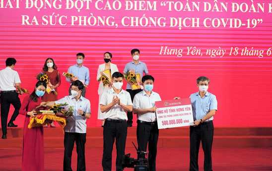 Agribank trao tặng Quỹ phòng chống Covid-19 tỉnh Hưng Yên 500 triệu đồng