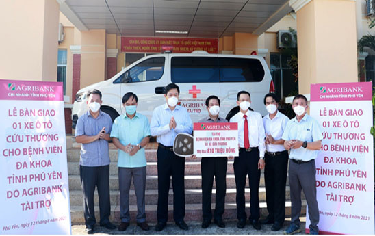 Agribank trao tặng tỉnh Phú Yên xe cứu thương và bình chứa ô xy lỏng hỗ trợ công tác phòng chống dịch Covid-19