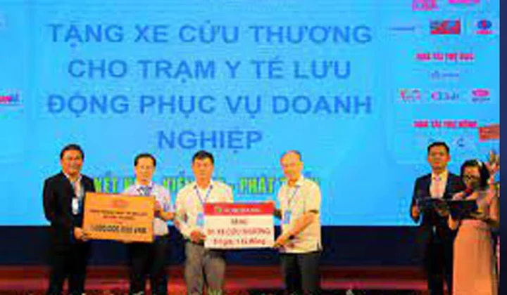 Agribank trao tặng xe cứu thương 1 tỷ đồng cho huyện Bến Lức, tỉnh Long An
