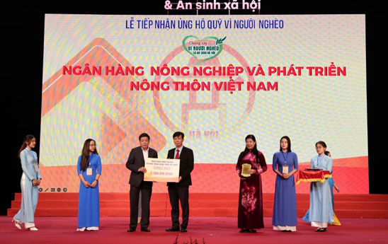 Agribank ủng hộ 2 tỷ đồng cho quỹ “Vì người nghèo” và an sinh xã hội thành phố Hà Nội