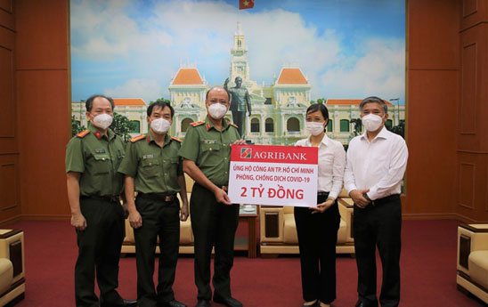 Agribank ủng hộ Công an TP. Hồ Chí Minh 2 tỷ đồng phòng, chống dịch Covid-19