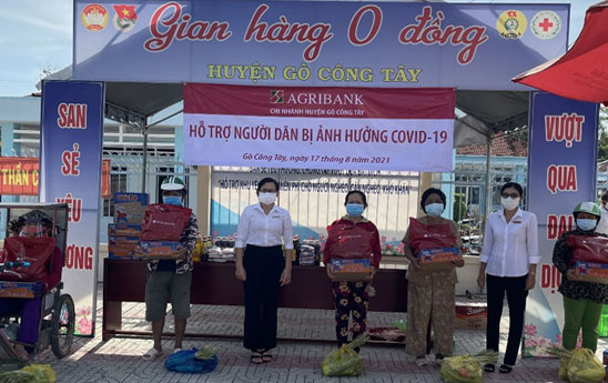 Ấm lòng với “Phiên chợ 0 đồng” của Agribank trong vùng dịch Covid-19