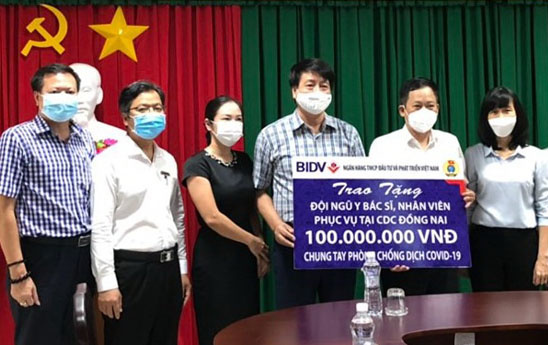 BIDV trao 100 triệu đồng hỗ trợ Trung tâm CDC Đồng Nai