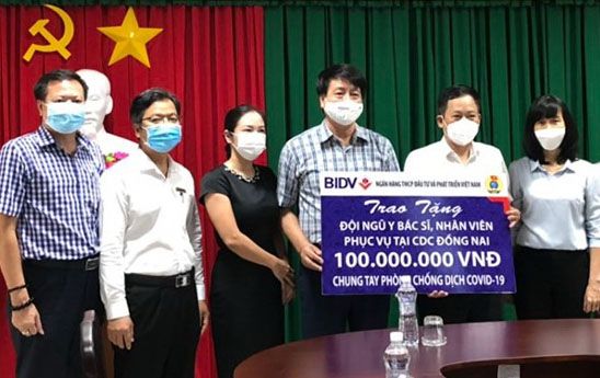 BIDV trao 100 triệu đồng hỗ trợ Trung tâm CDC Đồng Nai