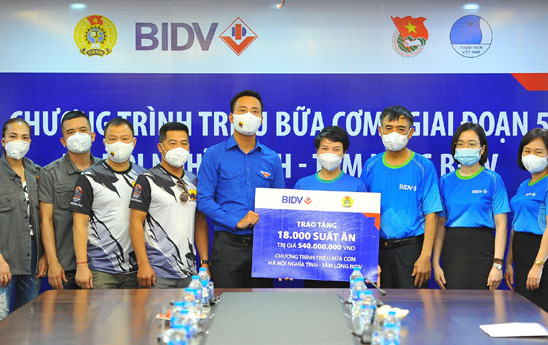BIDV trao 18.000 suất cơm tặng đồng bào khó khăn tại TP. Hà Nội