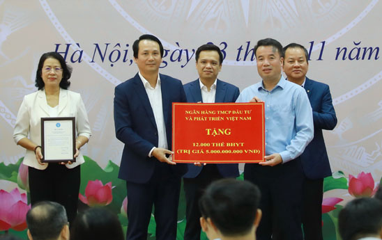 BIDV trao tặng trên 12.000 thẻ BHYT cho người có hoàn cảnh khó khăn