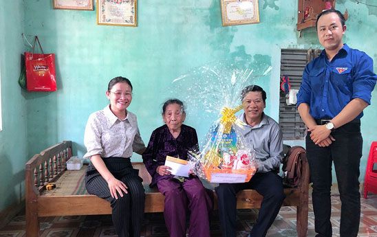 Bưu điện tỉnh Quảng Nam thăm hỏi, tặng quà gia đình người có công