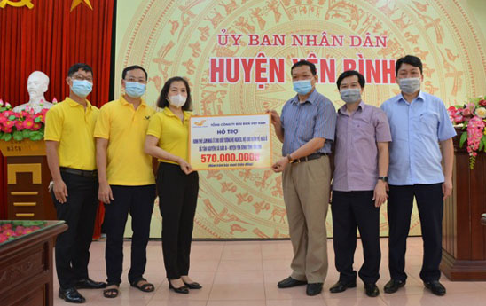 Bưu điện tỉnh Yên Bái trao 570 triệu đồng hỗ trợ làm nhà ở cho đối tượng nghèo, đối tượng khó khăn trên địa bàn huyện Yên Bình