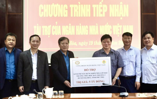 Công đoàn Ngân hàng Việt Nam trao 5 tỉ đồng hỗ trợ xây dựng trường học