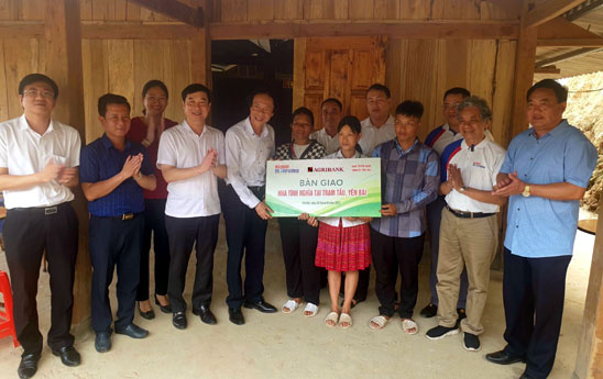 Công đoàn Trụ sở chính Agribank trao tặng 150 triệu đồng hỗ trợ xây dựng 02 nhà tình nghĩa cho các hộ có hoàn cảnh khó khăn