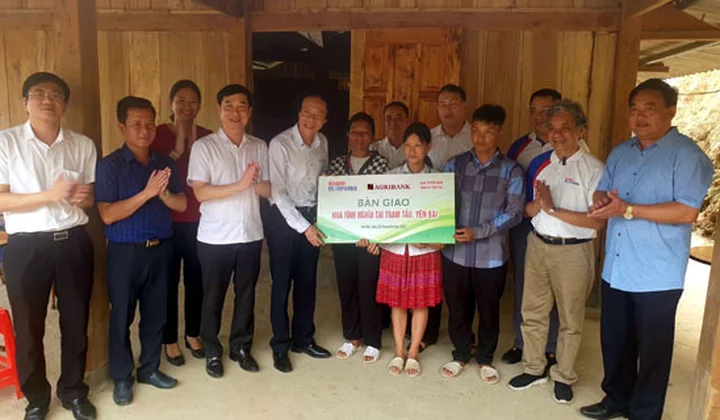 Công đoàn Trụ sở chính Agribank trao tặng 150 triệu đồng hỗ trợ xây dựng 02 nhà tình nghĩa cho các hộ có hoàn cảnh khó khăn