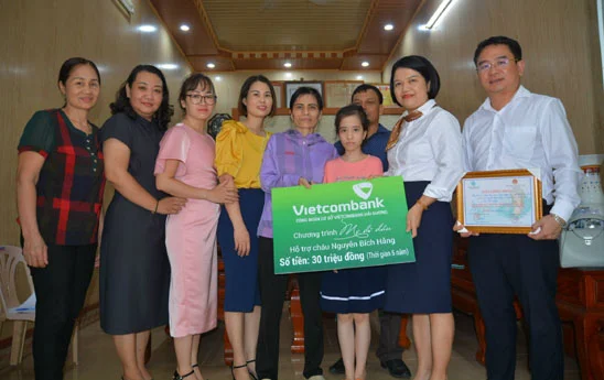 Công đoàn cơ sở Vietcombank Hải Dương hưởng ứng chương trình “Mẹ đỡ đầu - kết nối yêu thương”