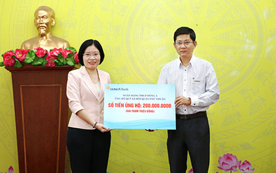 DongA Bank ủng hộ 200 triệu đồng cho Qũy xã hội quận Phú Nhuận