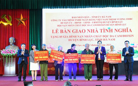 FE Credit tặng nhà tình nghĩa cho nạn nhân chất độc da cam ở Hà Nam