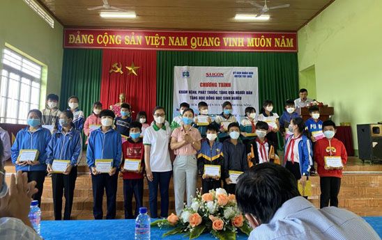 FE CREDIT tặng quà, trao học bổng tại xã Đắk Búk So