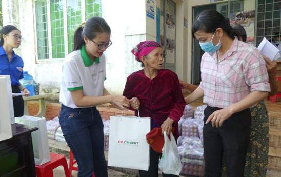 FE CREDIT trao quà và hỗ trợ học bổng cho học sinh có hoàn cảnh khó khăn tỉnh Bình Phước