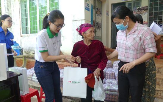 FE CREDIT trao quà và hỗ trợ học bổng cho học sinh có hoàn cảnh khó khăn tỉnh Bình Phước