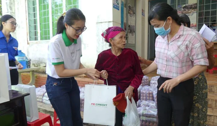 FE CREDIT trao quà và hỗ trợ học bổng cho học sinh có hoàn cảnh khó khăn tỉnh Bình Phước