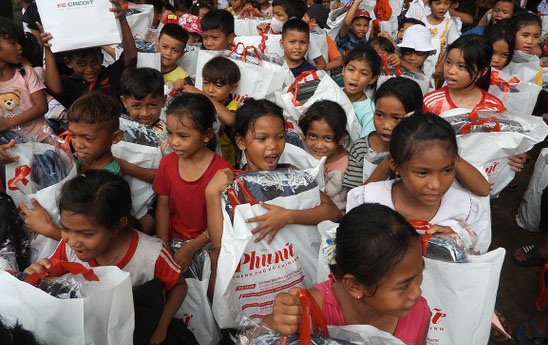 FE CREDIT trao tặng 500 áo đồng phục cho học sinh nghèo tại tỉnh Bình Phước